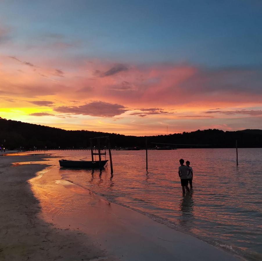 Lucky Sun Saracen Bay Vandrehjem Koh Rong Samlon Eksteriør billede
